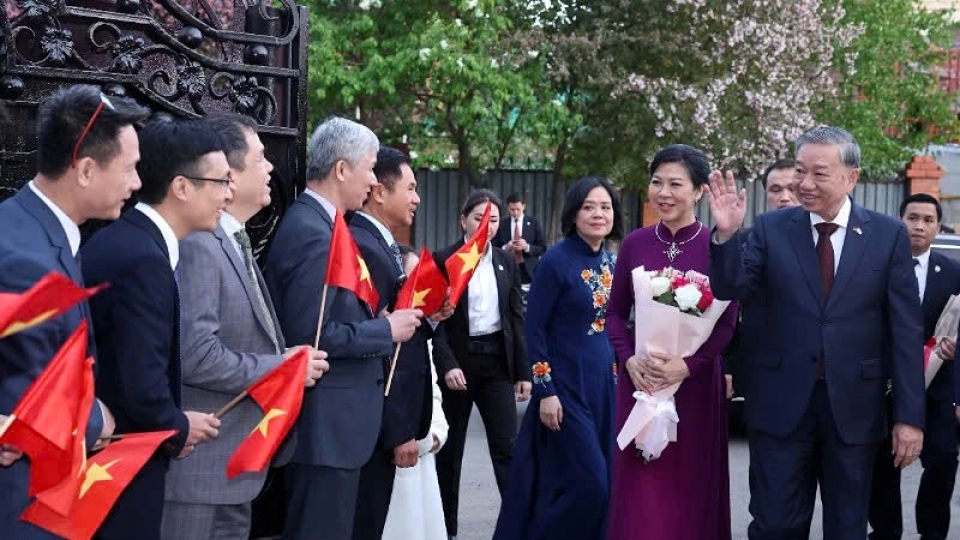 Party leader To Lam meets Vietnamese expatriates in Kazakhstan